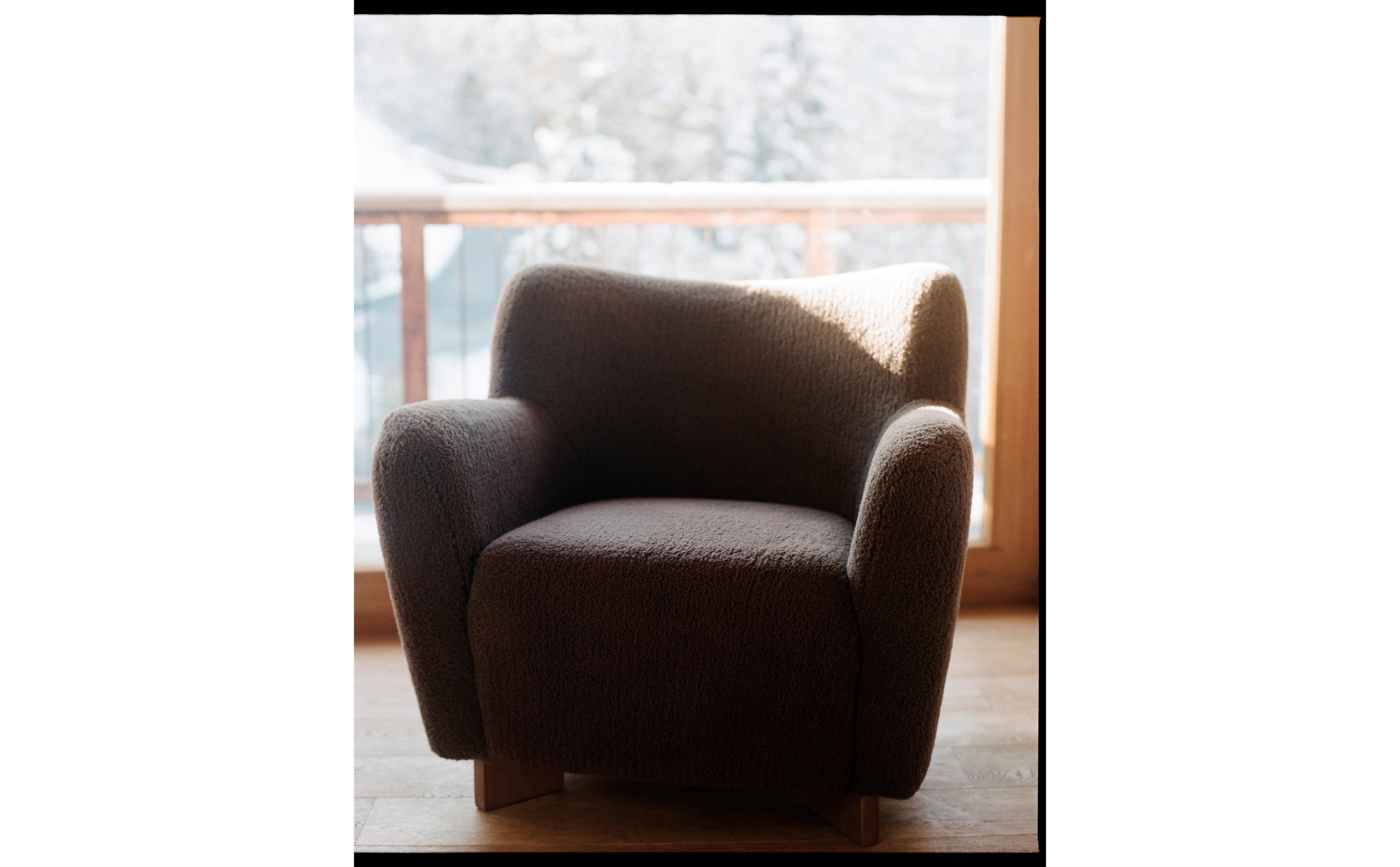 FAUX SHEARLING ARMCHAIR WITH ARMRESTS