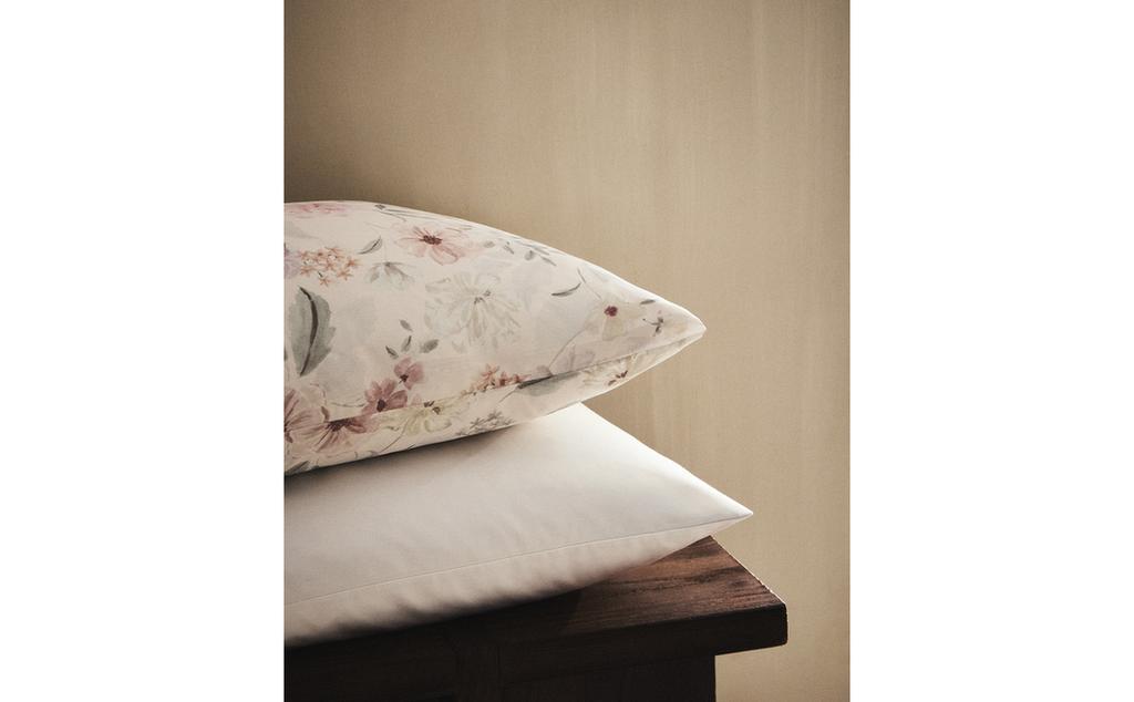 JASTUČNICA OD SATENA SA CVETNIM DEZENOM