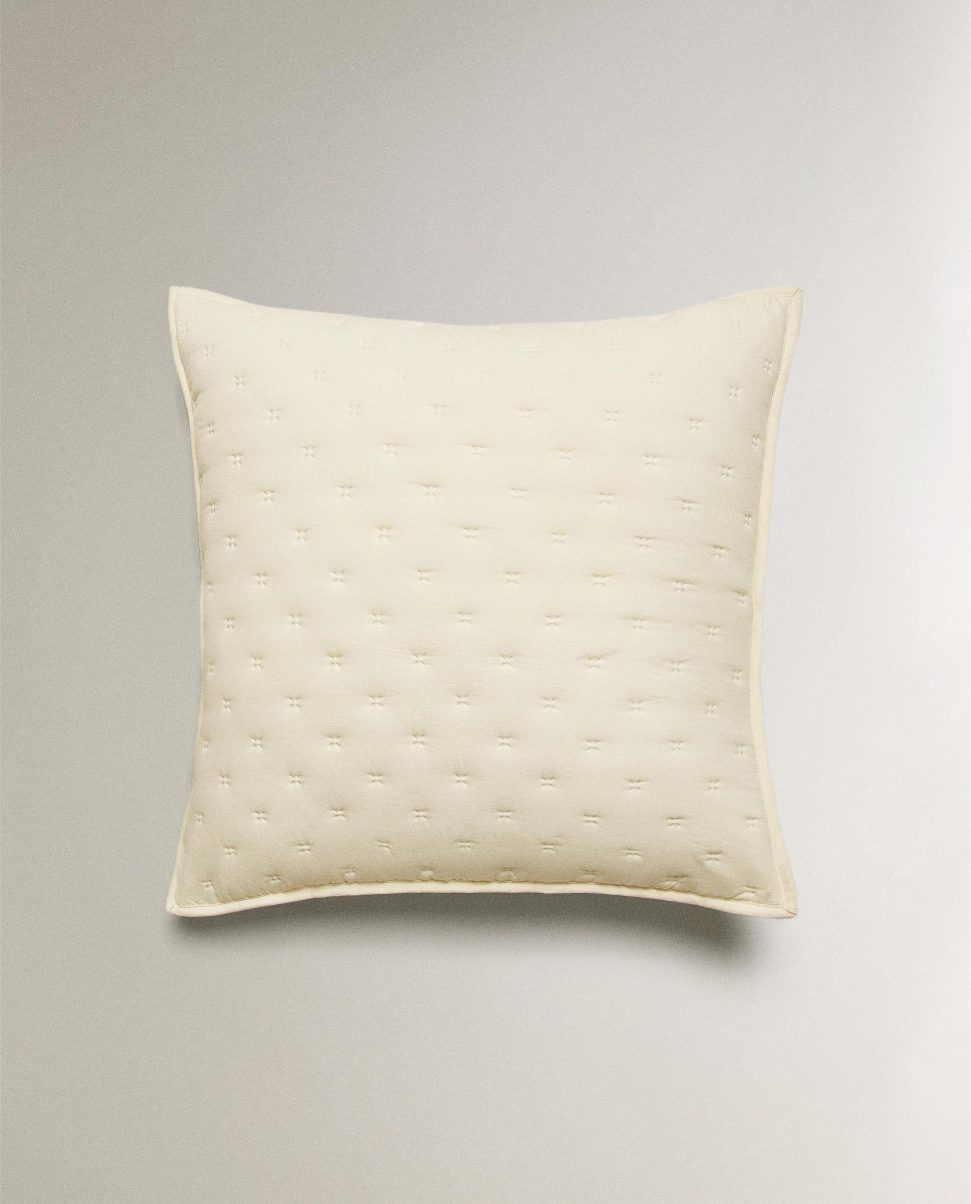 POVLAK NA POLŠTÁŘEK K PŘEHOZU S PROŠÍVANÝMI PUNTÍKY POVLAK NA POLŠTÁŘEK K PŘEHOZU S PROŠÍVANÝMI PUNTÍKY