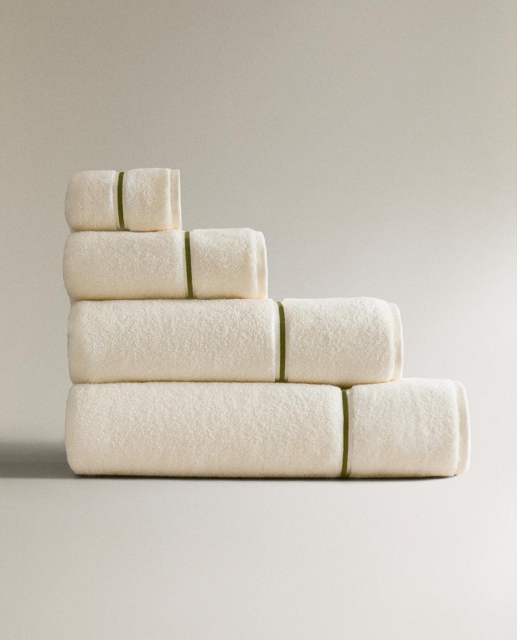 BADEHANDTUCH MIT GESTICKTER BOGENKANTE