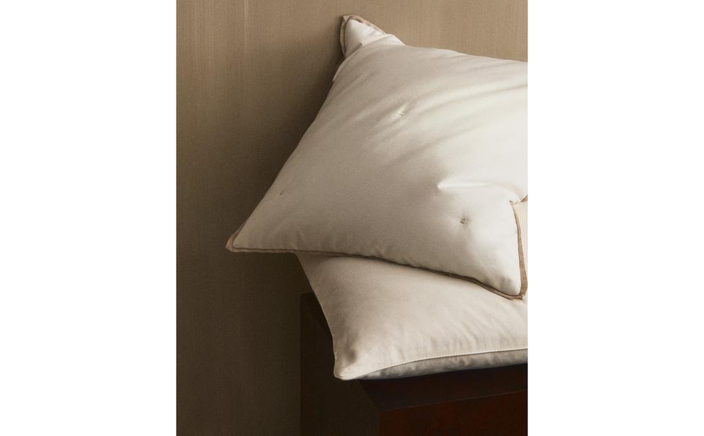 LINEN AND SATEEN CUSHION COVER WITH DOTS LINEN AND SATEEN CUSHION COVER WITH DOTS