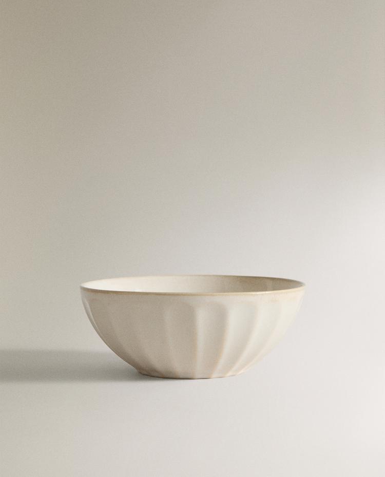 RAISED STONEWARE BOWL