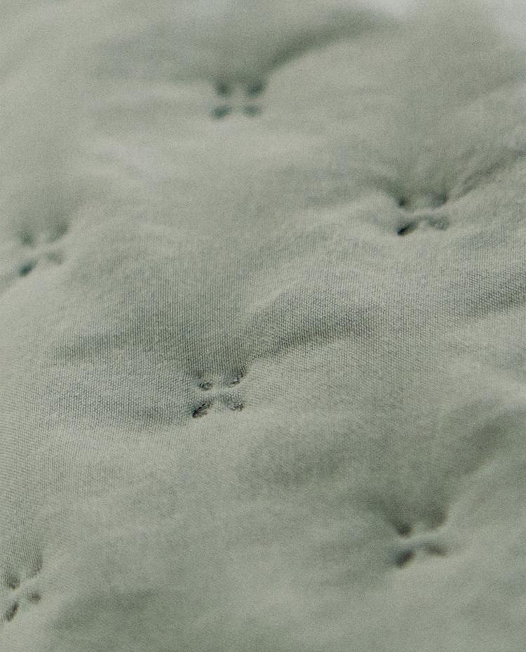 QUILTED BEDSPREAD WITH DOTS
