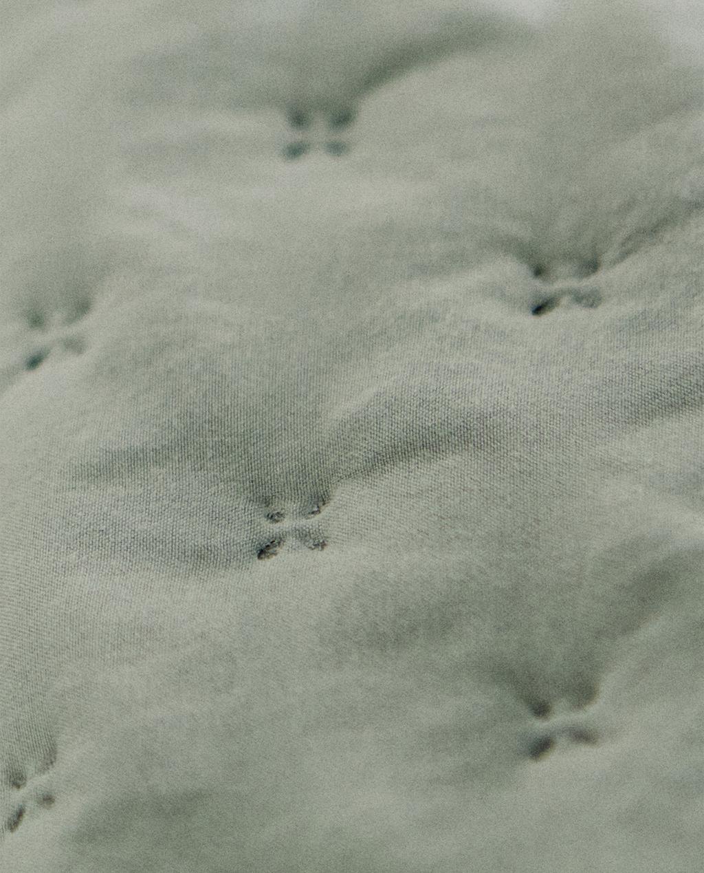 GESTEPPTE TAGESDECKE MIT PUNKTEN GESTEPPTE TAGESDECKE MIT PUNKTEN