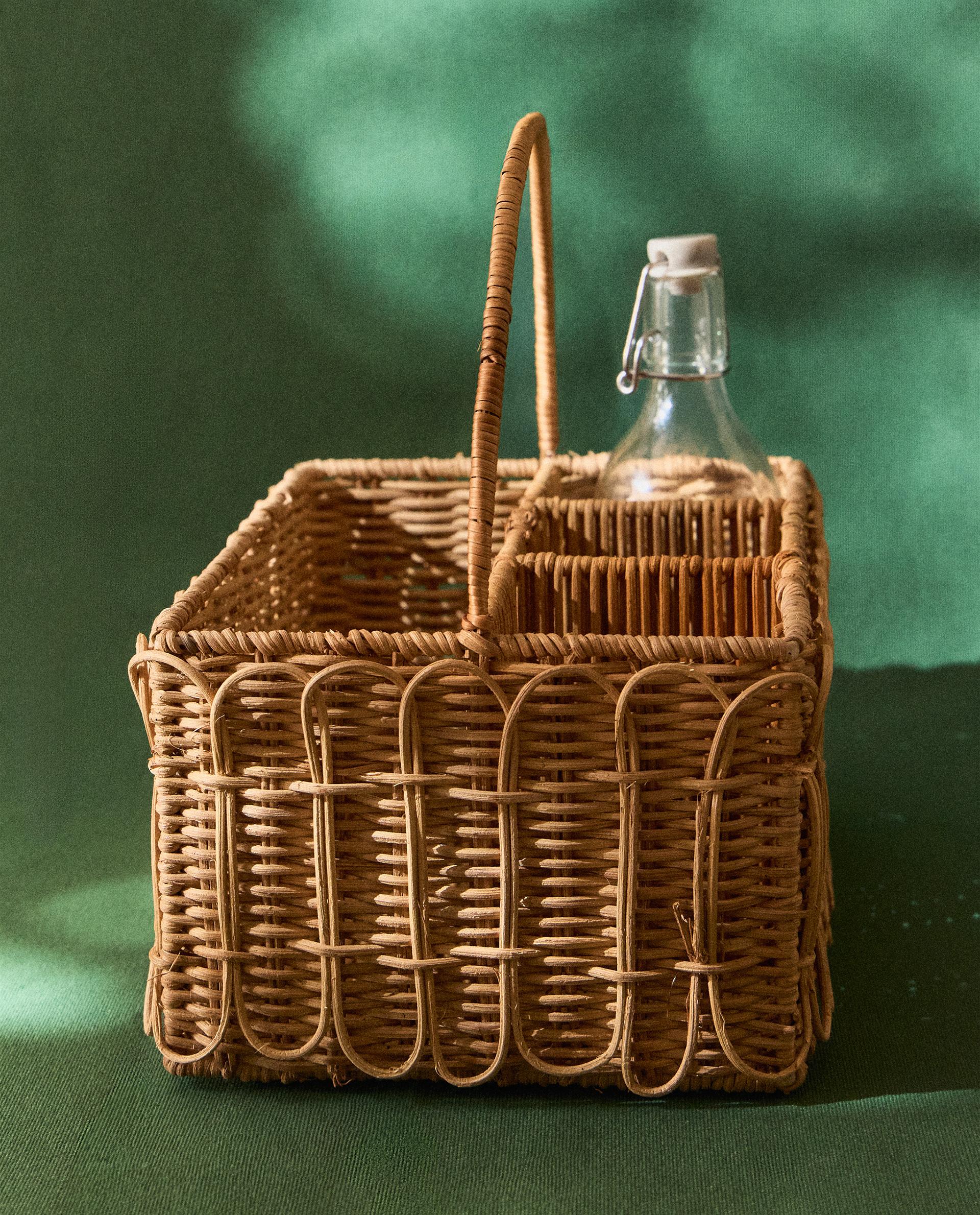 RATTAN PICNIC HAMPER WITH HANDLE