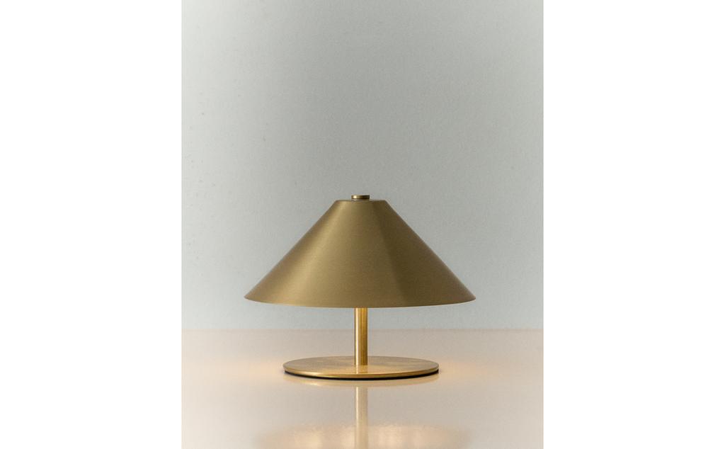 BEZVADU DZELZS GALDA LAMPA