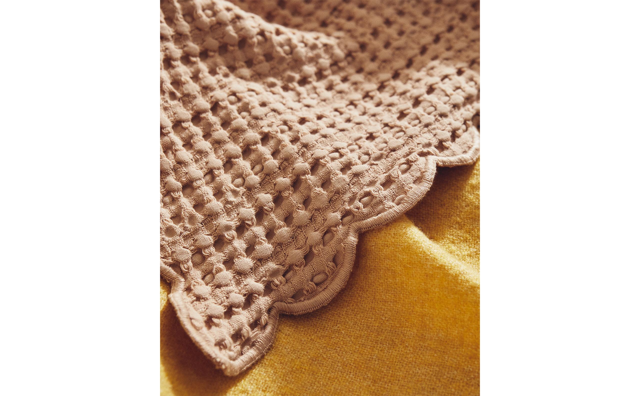 CHILDREN’S WAFFLE-KNIT BEDSPREAD