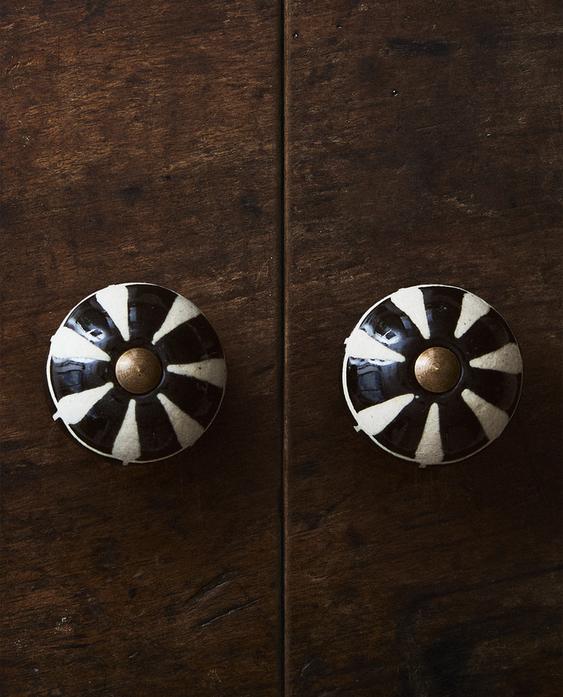 طقم مقابض خزف مخططة (طقم 2 قطعة)