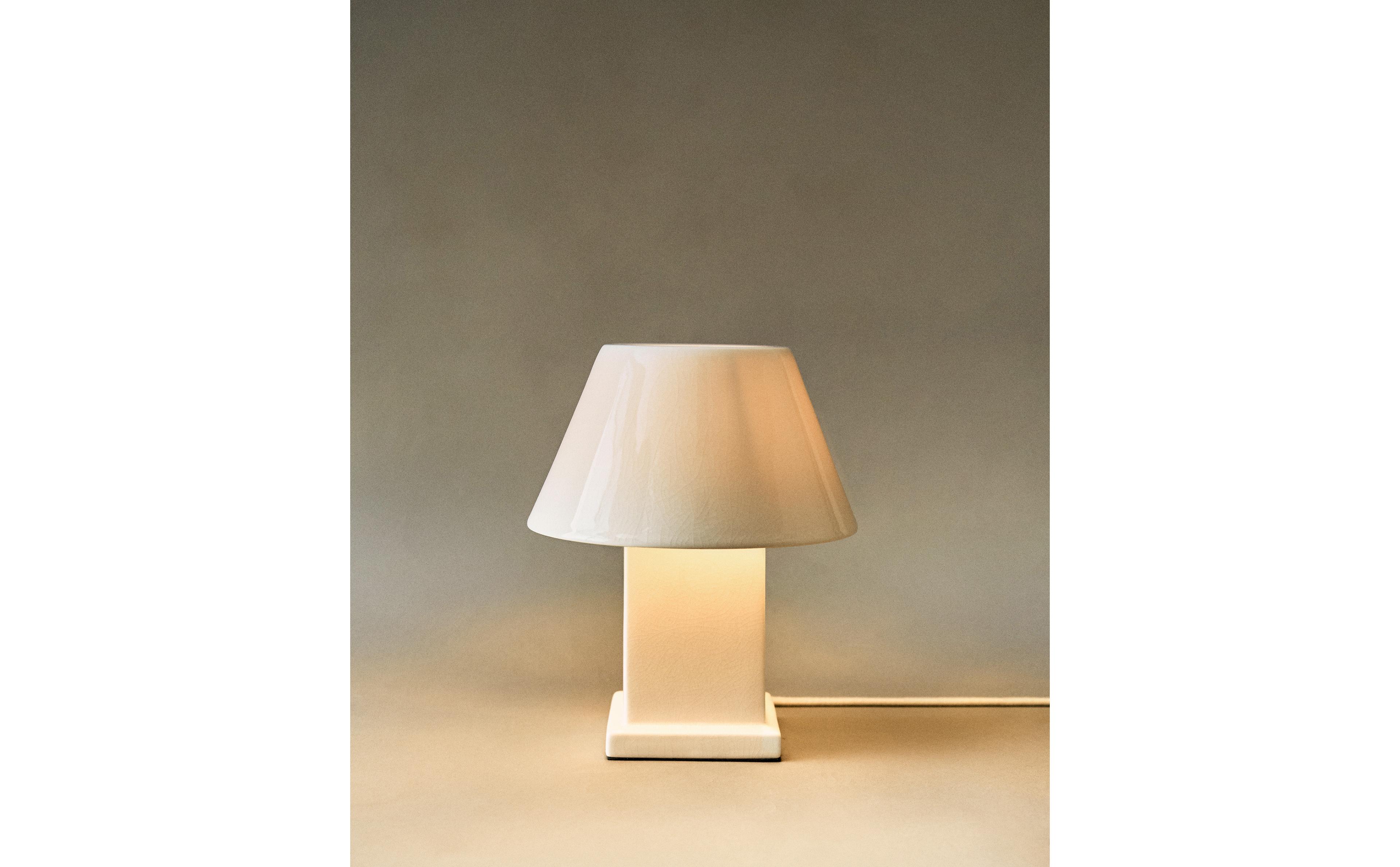 SMALL CERAMIC TABLE LAMP