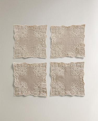 حزمة قواعد أكواب كتان (حزمة 4 قطع)