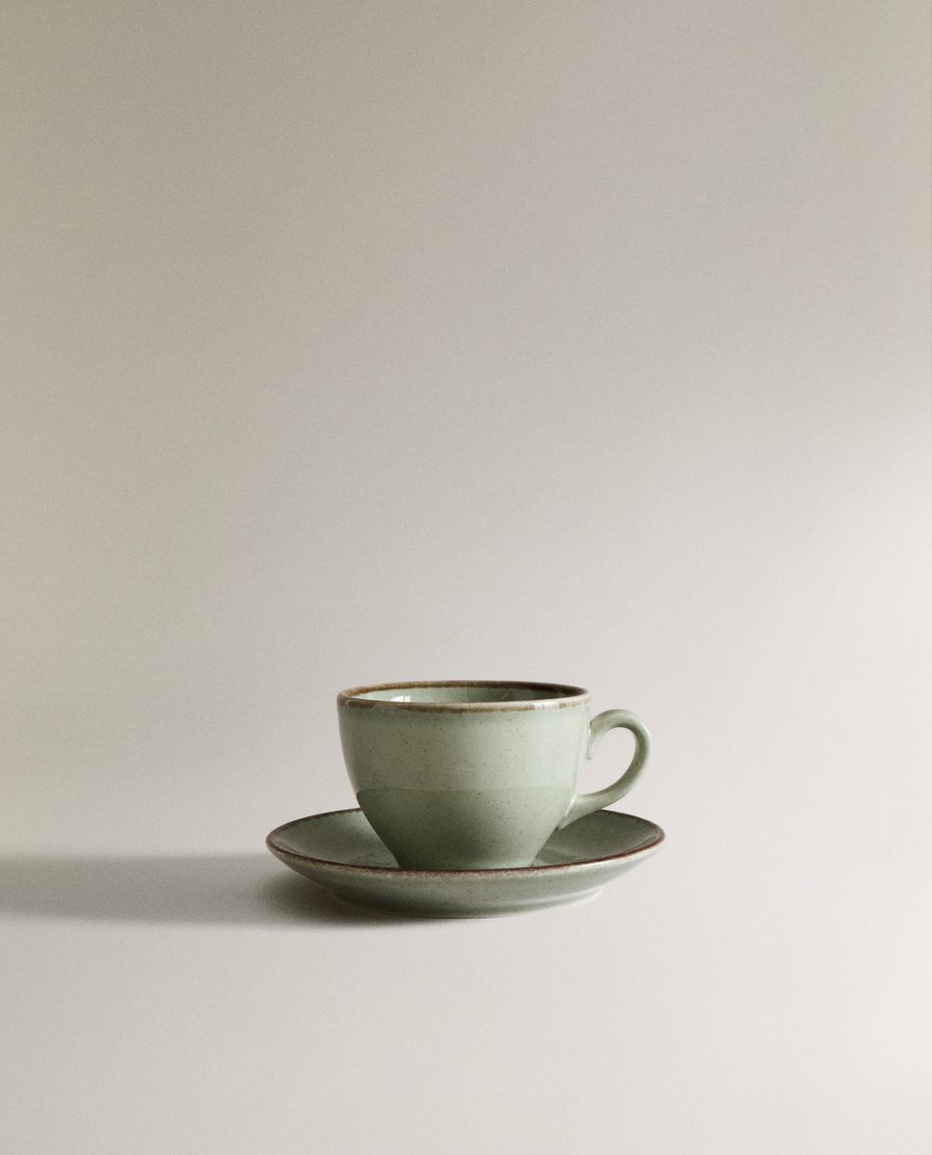 PORCELAIN TEACUP WITH ANTIQUE FINISH RIM
