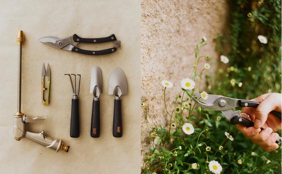 SCHERE, SPRITZPISTOLE UND GARTENWERKZEUGE