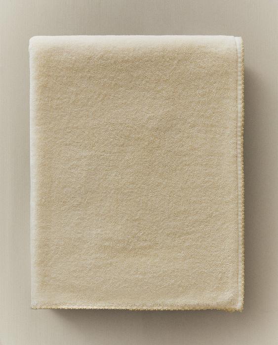 منشفة حمام مفصلة بشريط حافة