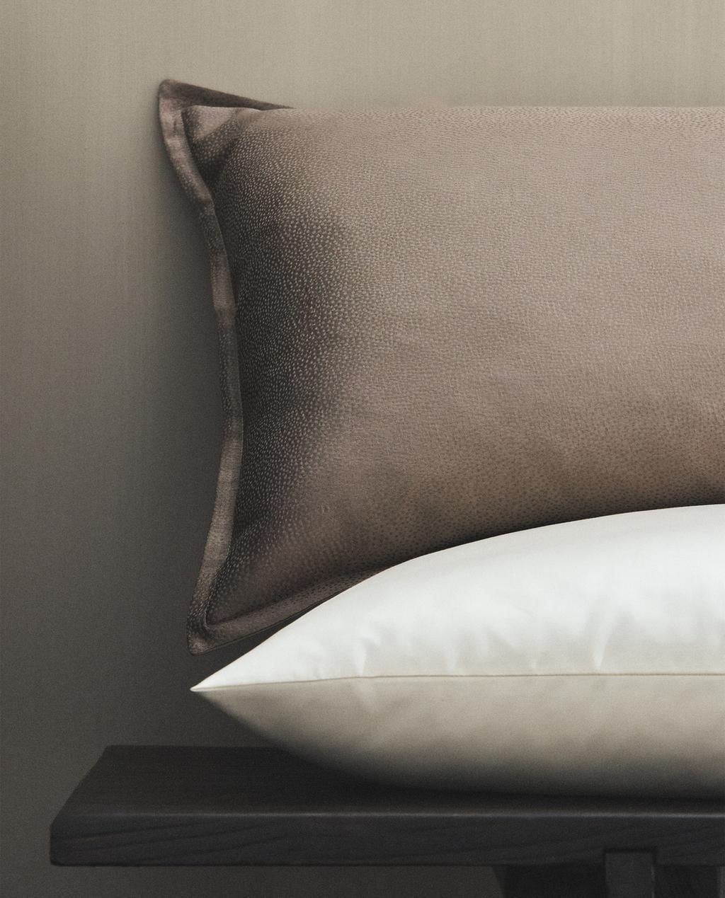 ŽAKARDINIS PAGALVĖS UŽVALKALAS IŠ SATINO (300 SIŪLŲ TANKIO)