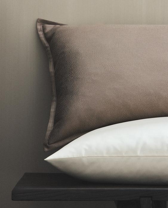 SATEEN JACQUARD PILLOWCASE (300 THREAD COUNT) SATEEN JACQUARD PILLOWCASE (300 THREAD COUNT)