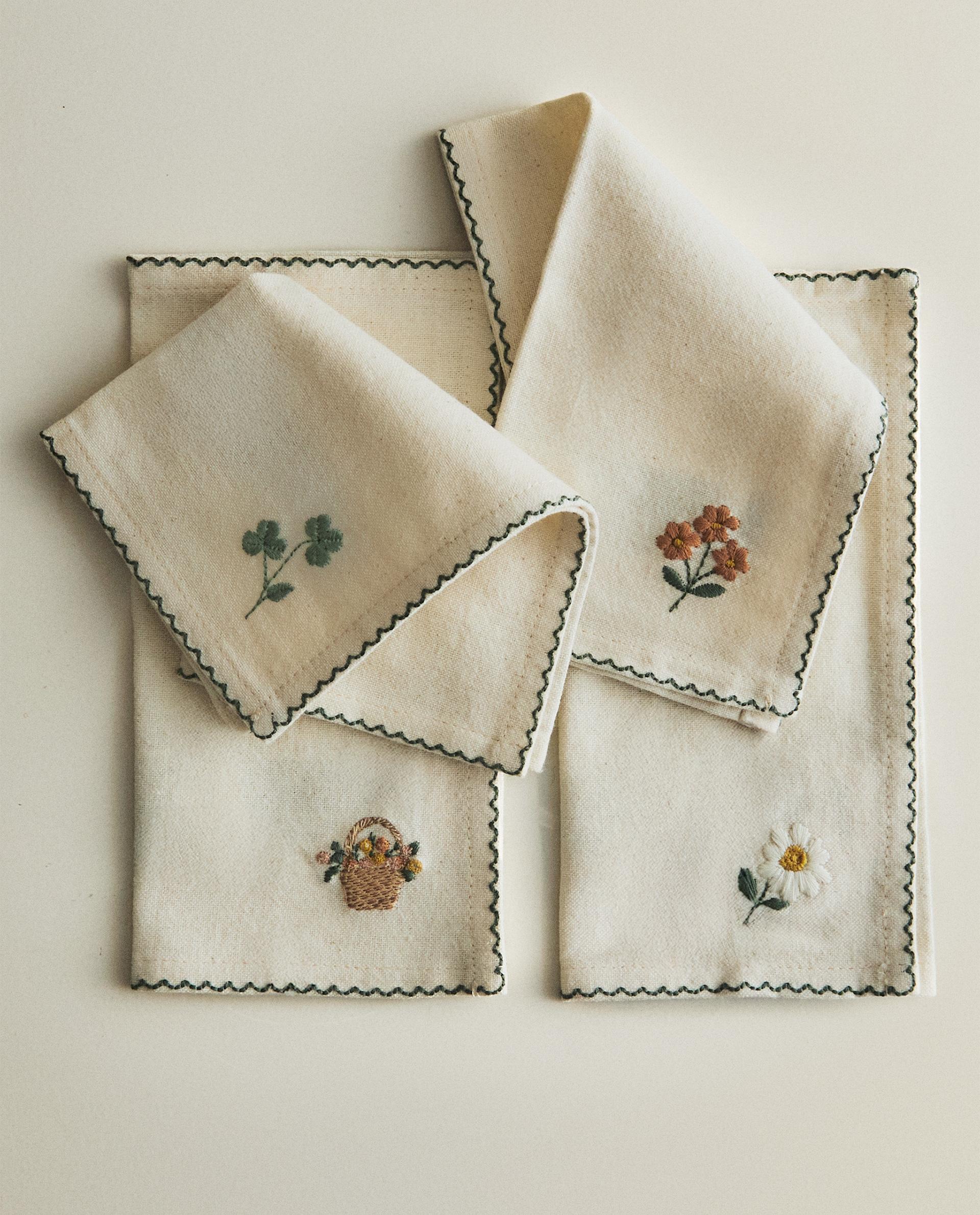 SET OF FLORAL EMBROIDERED NAPKINS (PACK OF 4) SET OF FLORAL EMBROIDERED NAPKINS (PACK OF 4)
