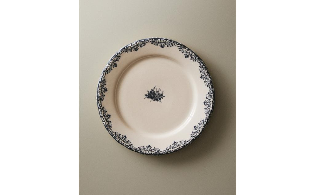 طبق للتحلية بتصميم متموضع