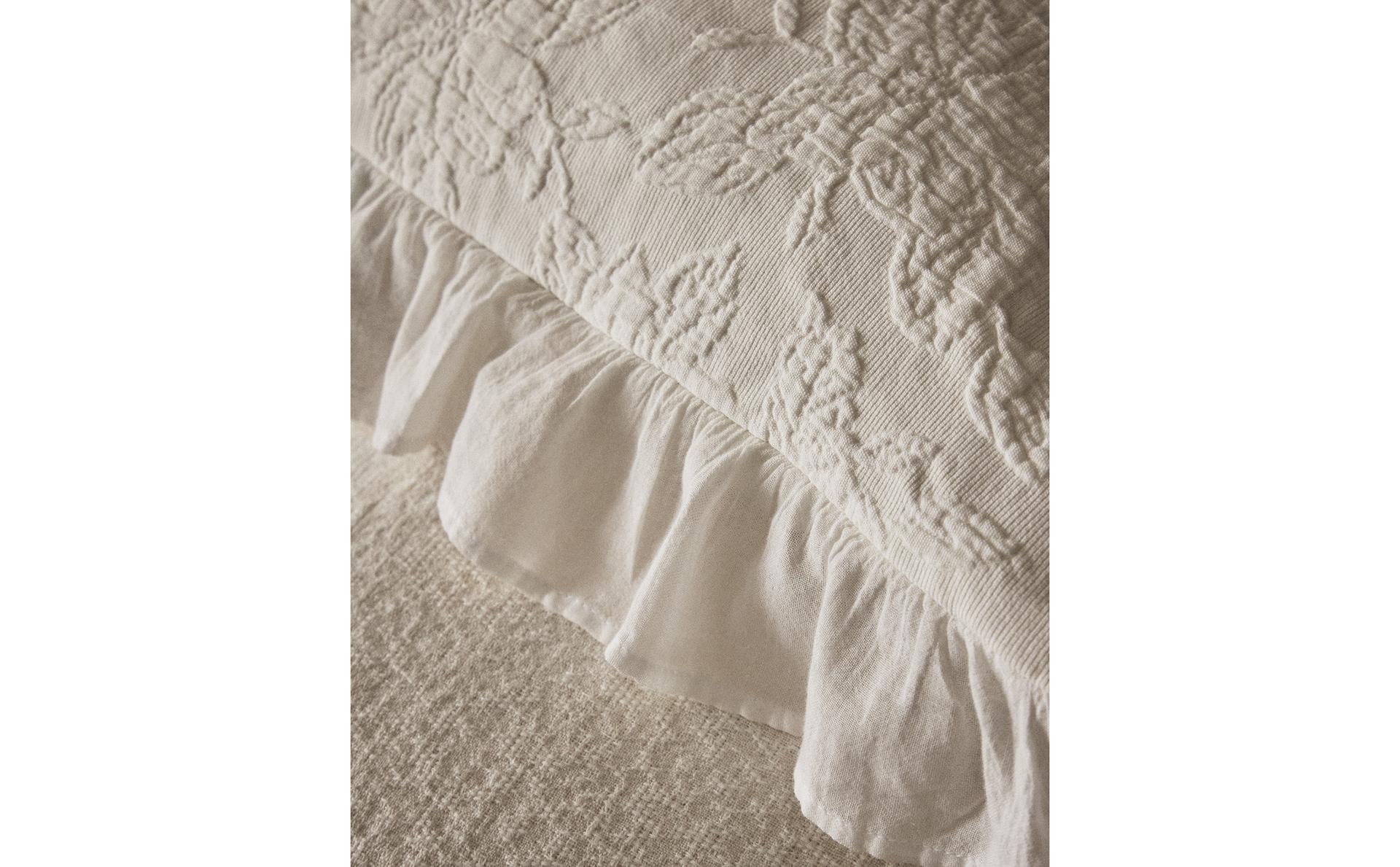 JACQUARD BEDSPREAD WITH RUFFLE TRIM JACQUARD BEDSPREAD WITH RUFFLE TRIM