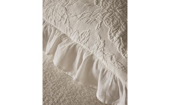 COLCHA COM JACQUARD E BABADO