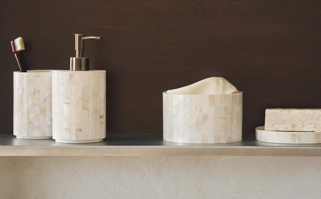 HELMIÄISHOHTOINEN KYLPYHUONESETTI