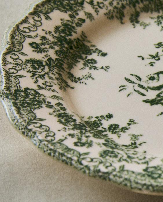FLORAL EARTHENWARE DINNER PLATE FLORAL EARTHENWARE DINNER PLATE