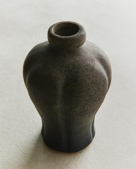 UNIFORM TERRACOTTA VASE