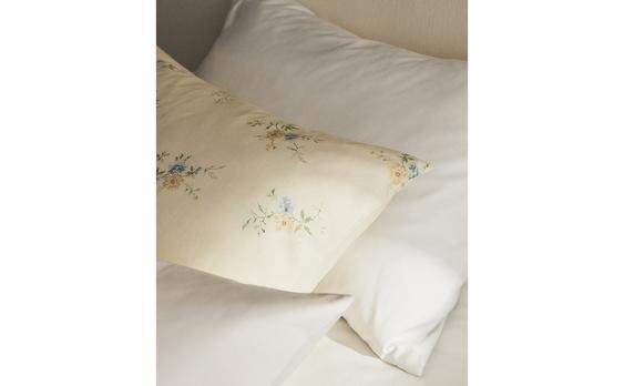 TAIE D’OREILLER SATIN BOUQUETS DE FLEURS