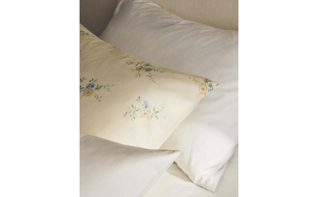 Kopfkissenbezug aus Satin mit Blumen Kopfkissenbezug aus Satin mit Blumen