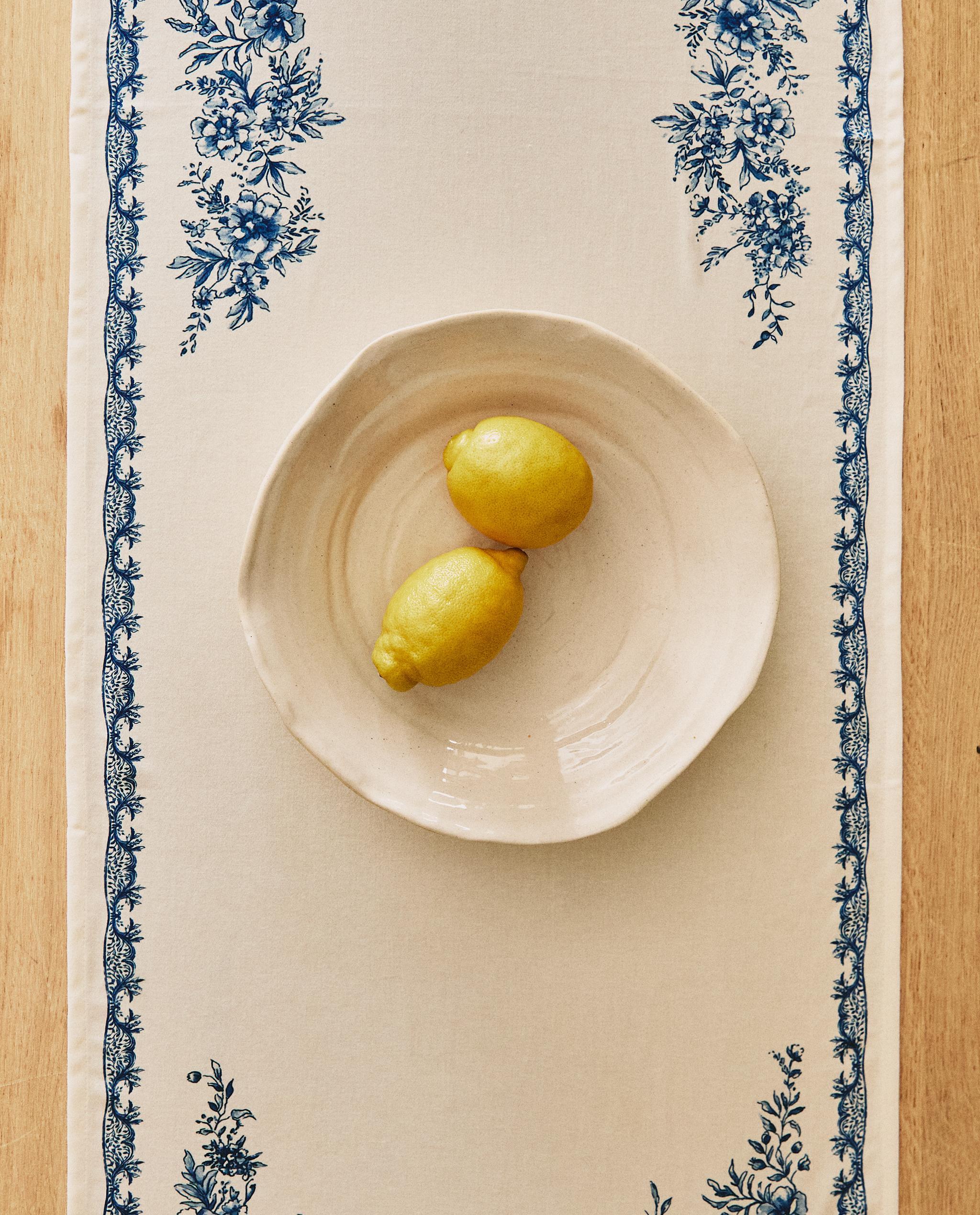 PRINTED SATEEN TABLE RUNNER product thumbnail 2