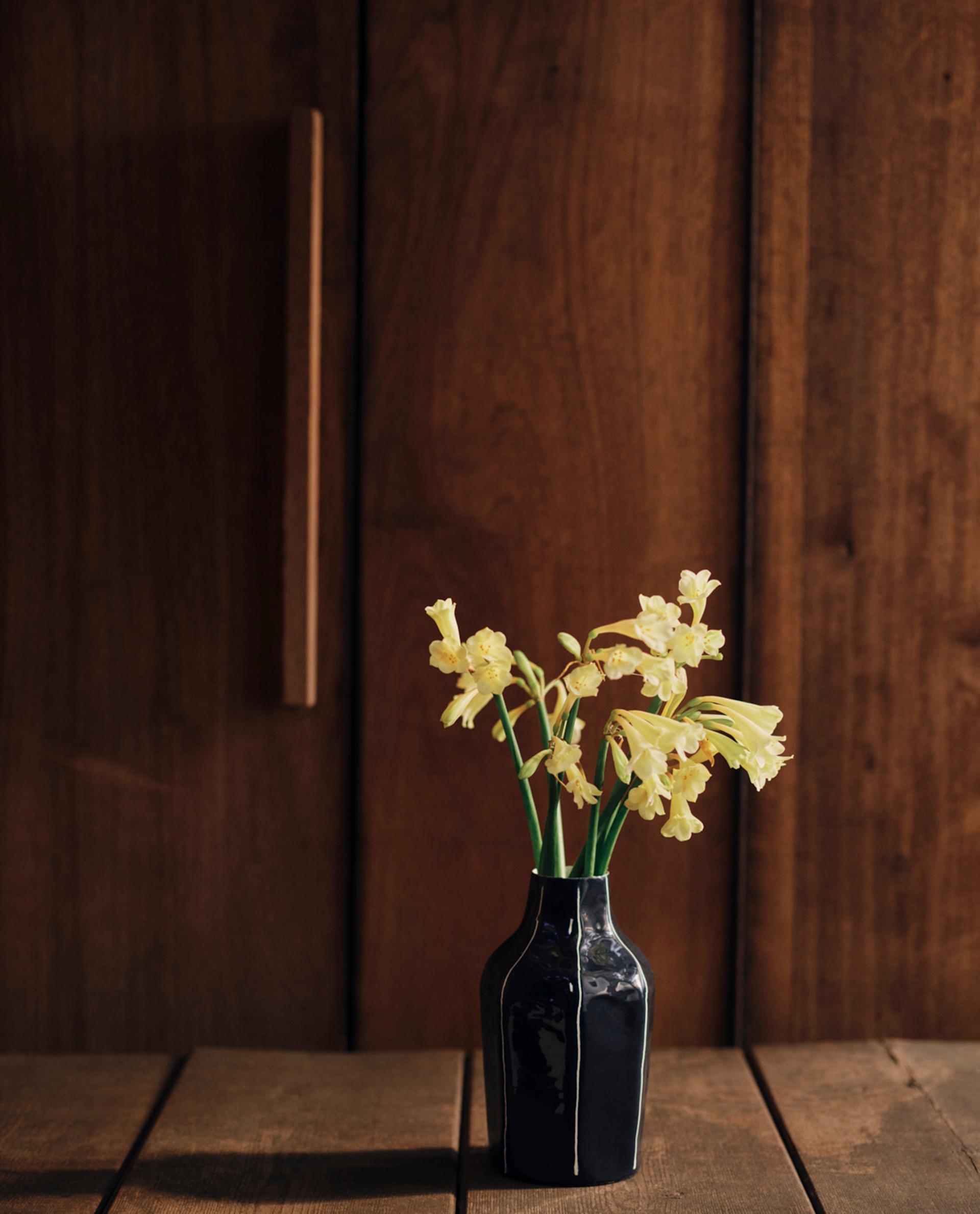 METAL VASE WITH IRREGULAR STRIPES