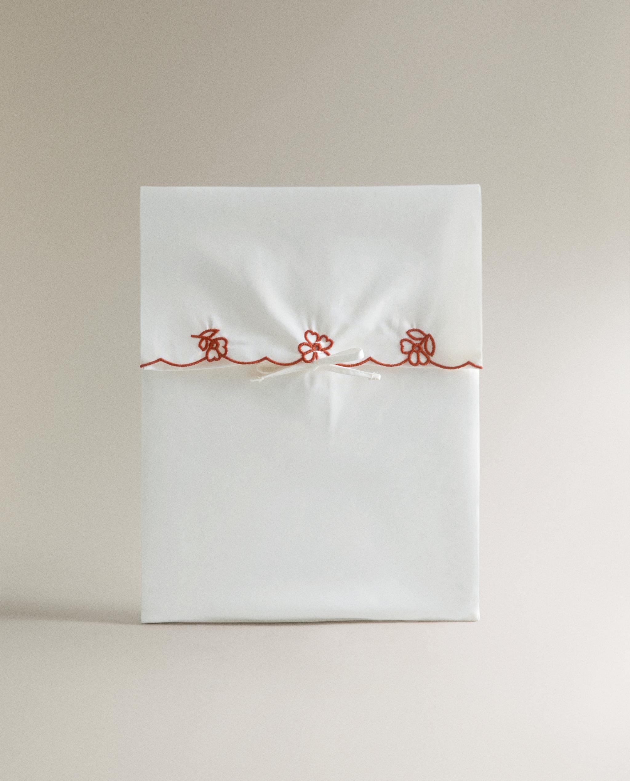 COT PILLOWCASE AND FLAT SHEET SET WITH EMBROIDERED FLOWERS product thumbnail 2