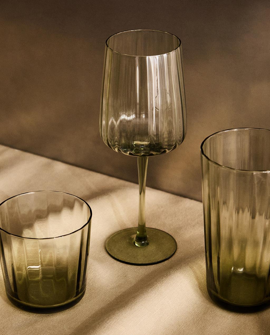 GLASSWARE SET WITH LINES