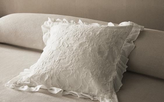 KISSENBEZUG JACQUARD VOLANT