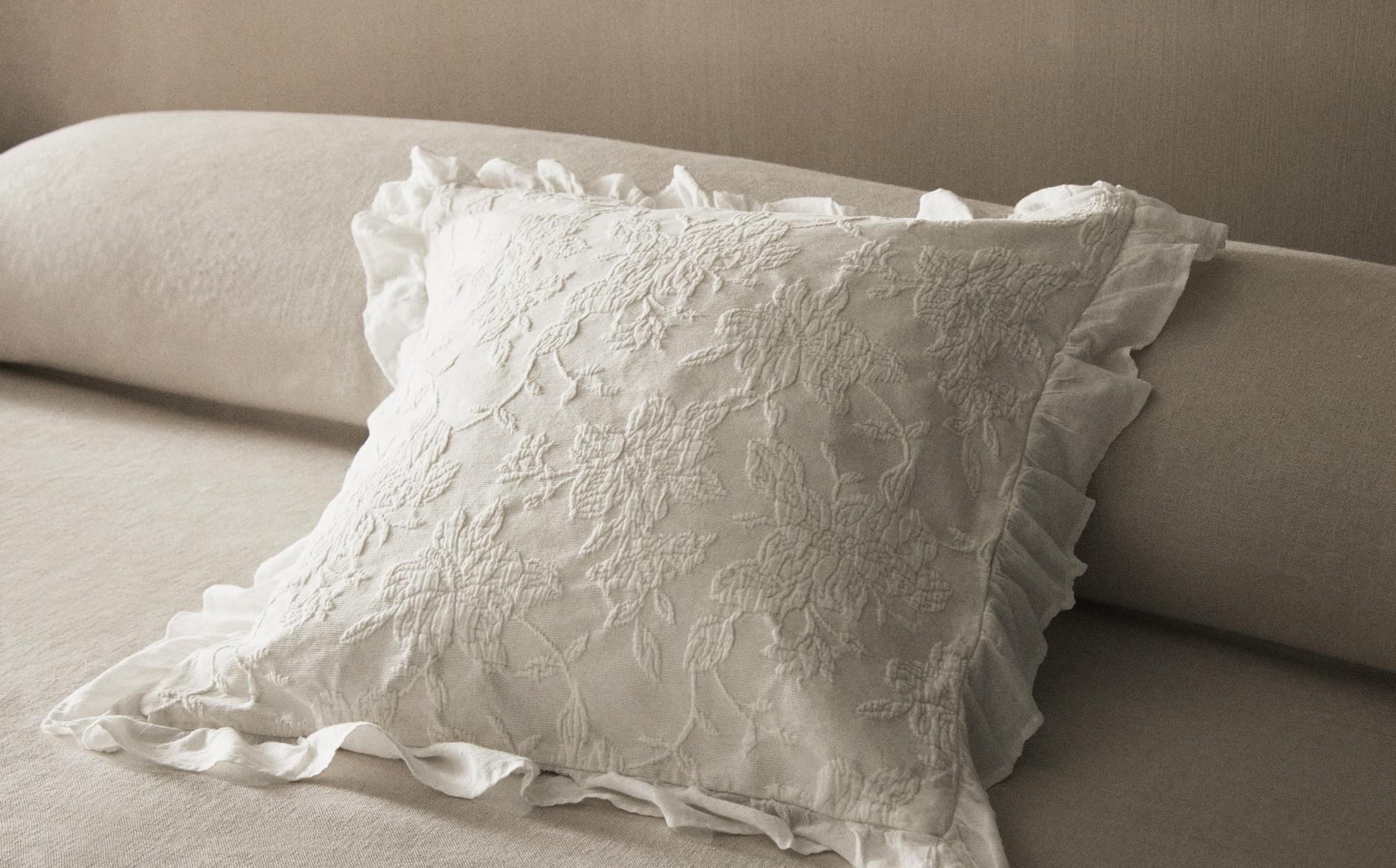 JACQUARD CUSHION COVER WITH RUFFLE JACQUARD CUSHION COVER WITH RUFFLE