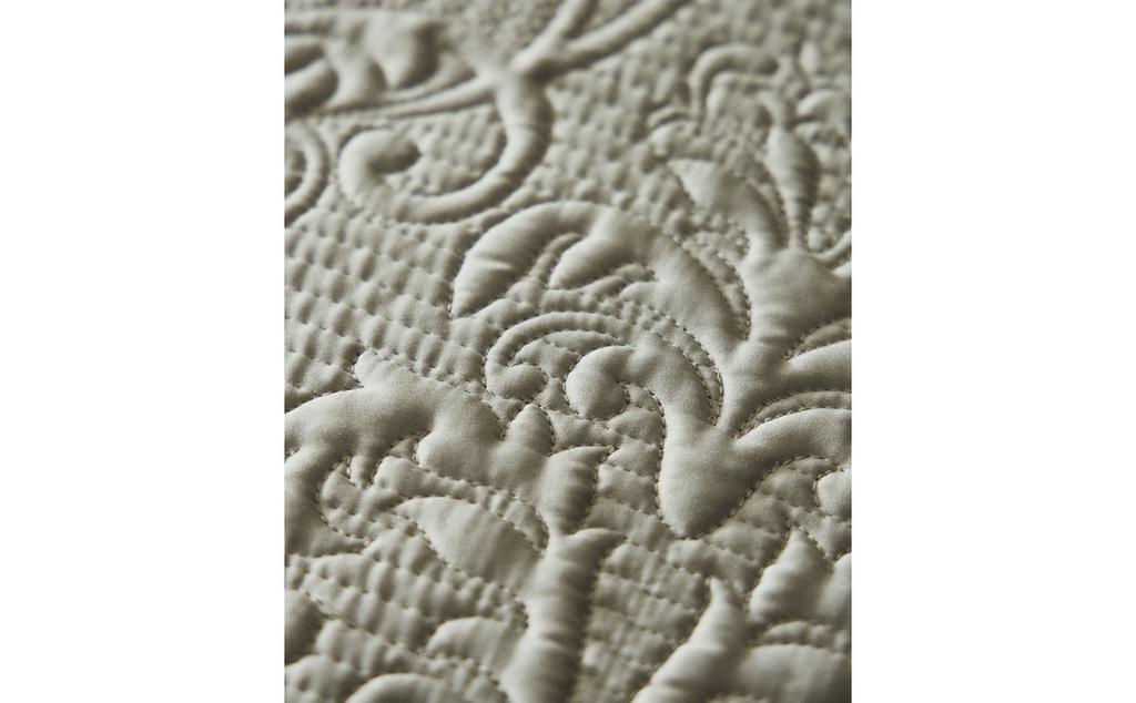 QUILT WITH RAISED DESIGN