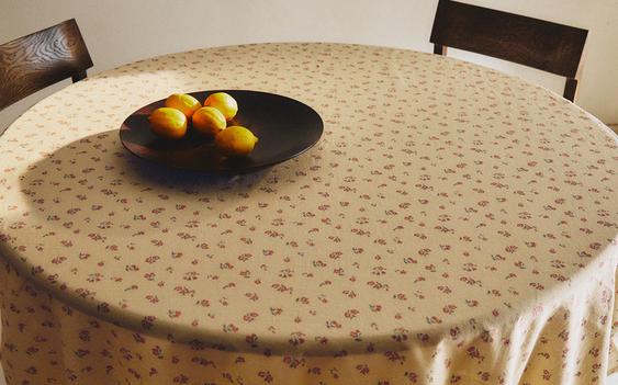 RUNDE TISCHDECKE MIT WILDEM BLUMENMUSTER UND SPITZENKANTE