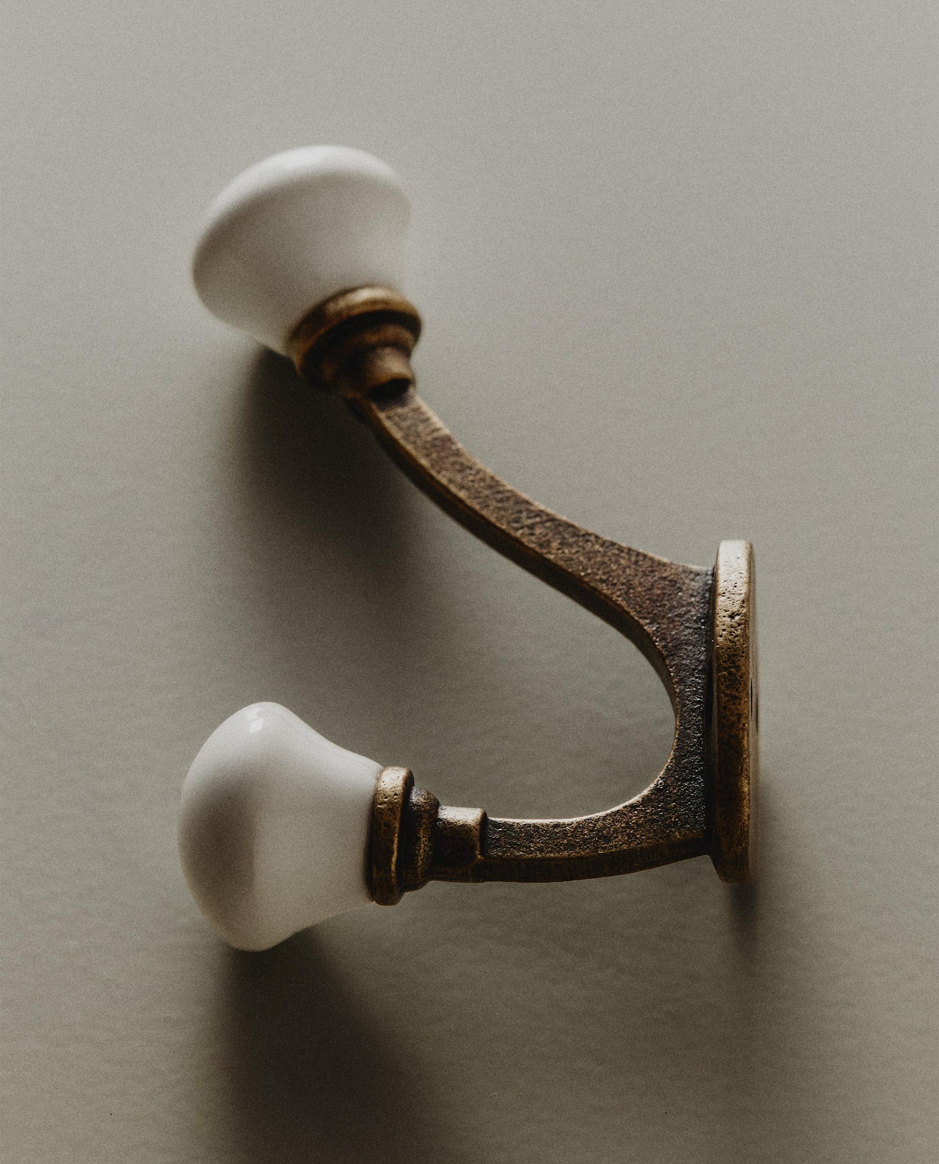 CERAMIC HOOK