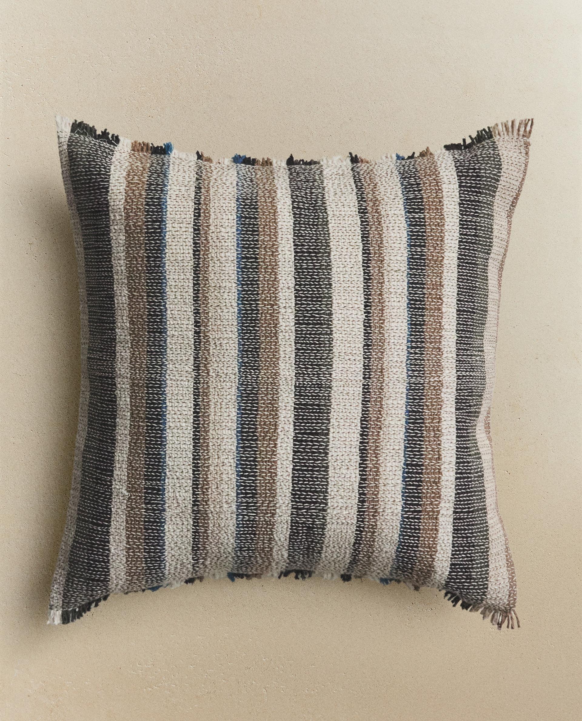 タフティングフラワー クッションカバー | Zara Home 日本/Japan