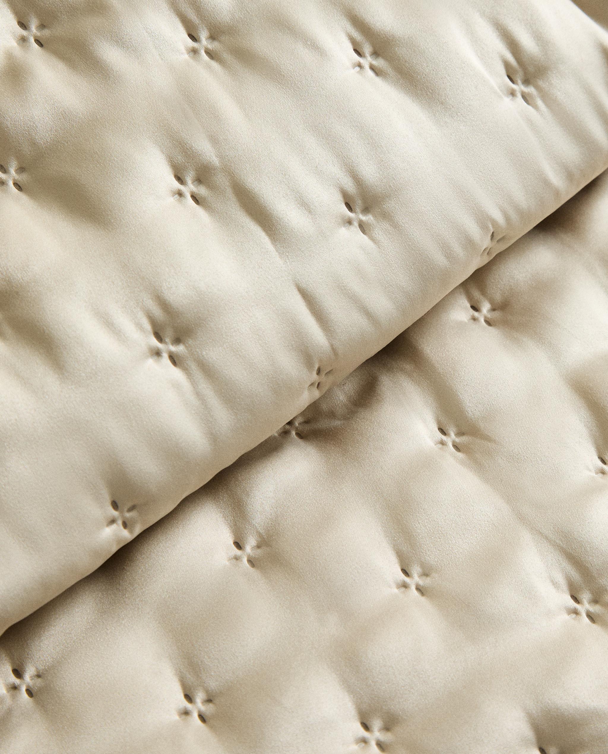 PLAIN QUILTED BEDSPREAD WITH KNOTS