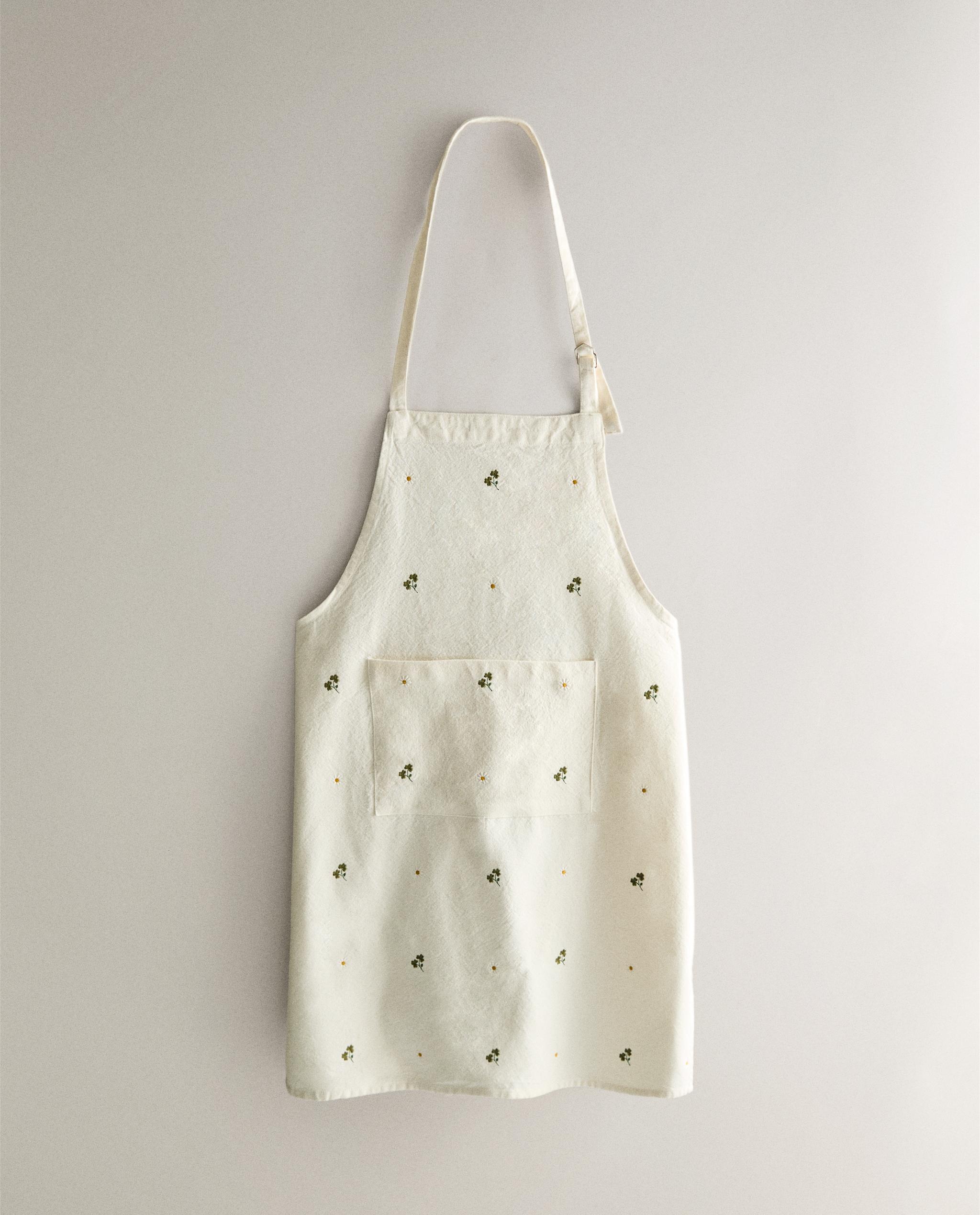 APRON WITH EMBROIDERED CLOVER product thumbnail 2