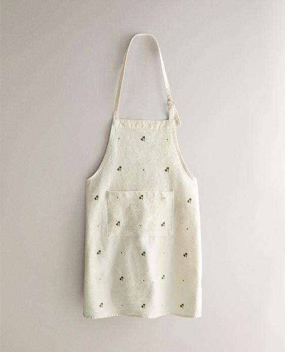 APRON WITH EMBROIDERED CLOVER