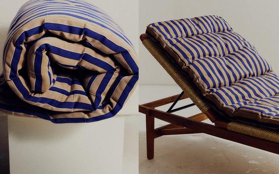 CHAISE LONGUE EXTÉRIEURE ET MATELAS D'ASSISE À RAYURES