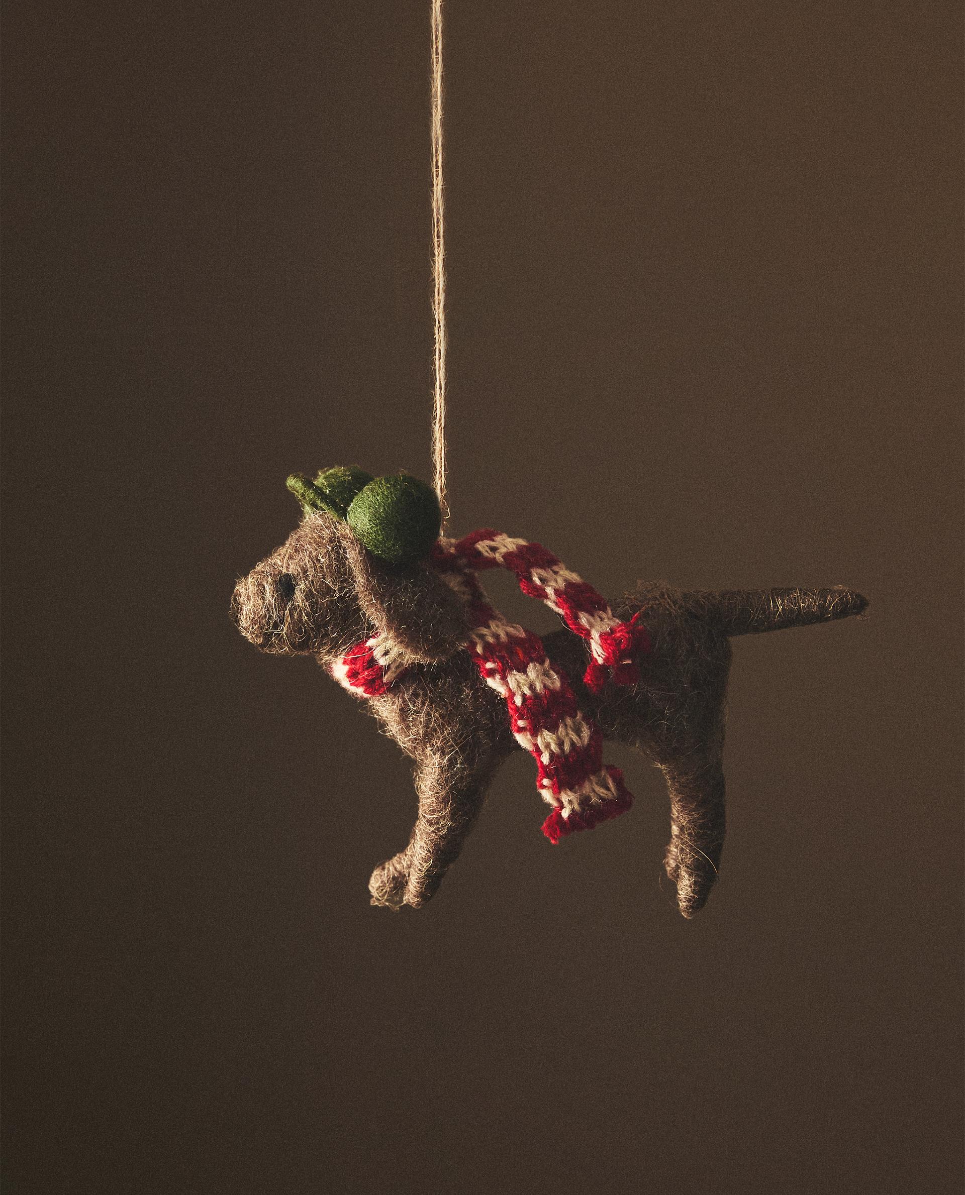 WOLLEN HOND MET SJAAL KERSTBOOMHANGER