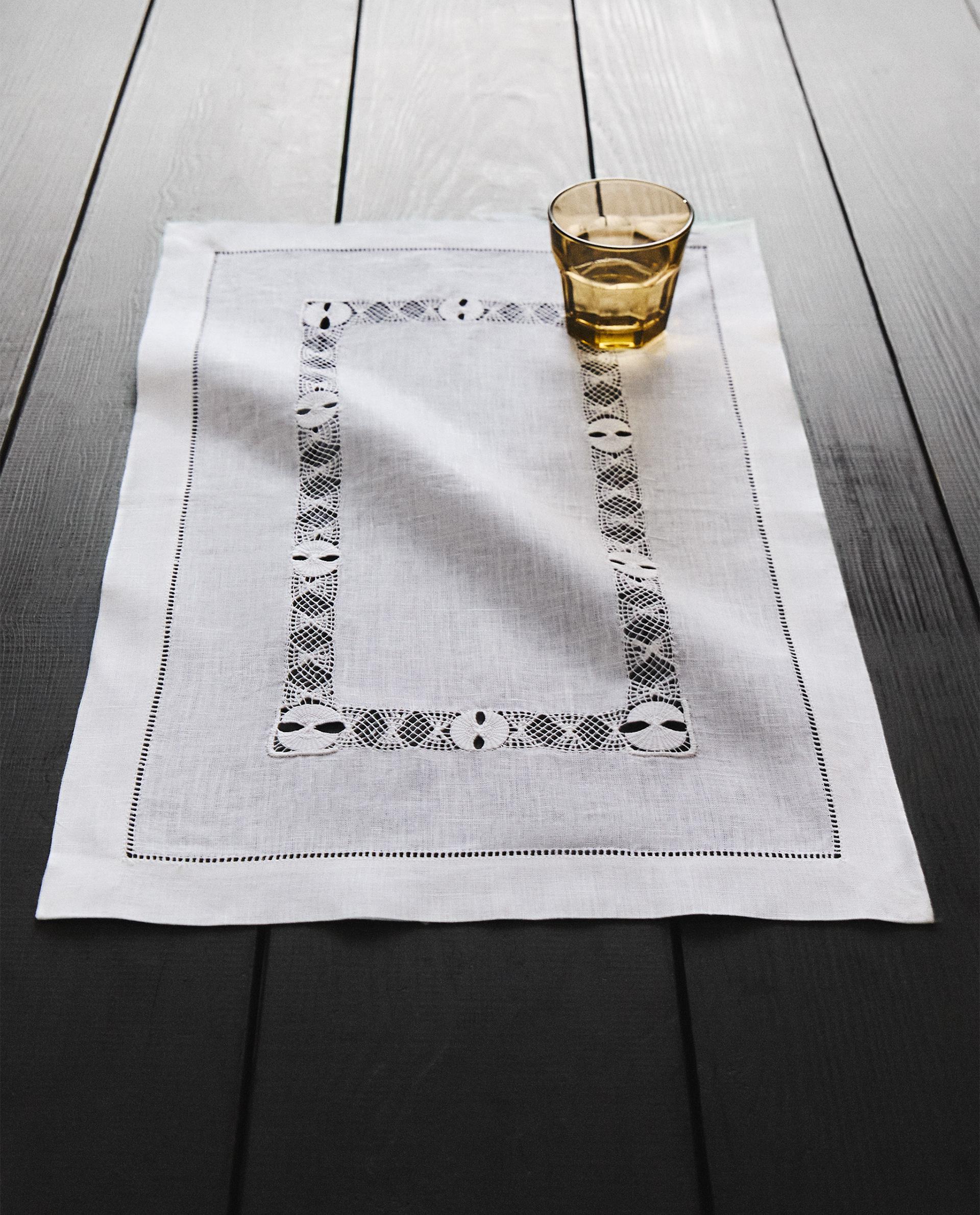 SET DE TABLE BRODÉ FLEUR ET JOUR ÉCHELLE SET DE TABLE BRODÉ FLEUR ET JOUR ÉCHELLE