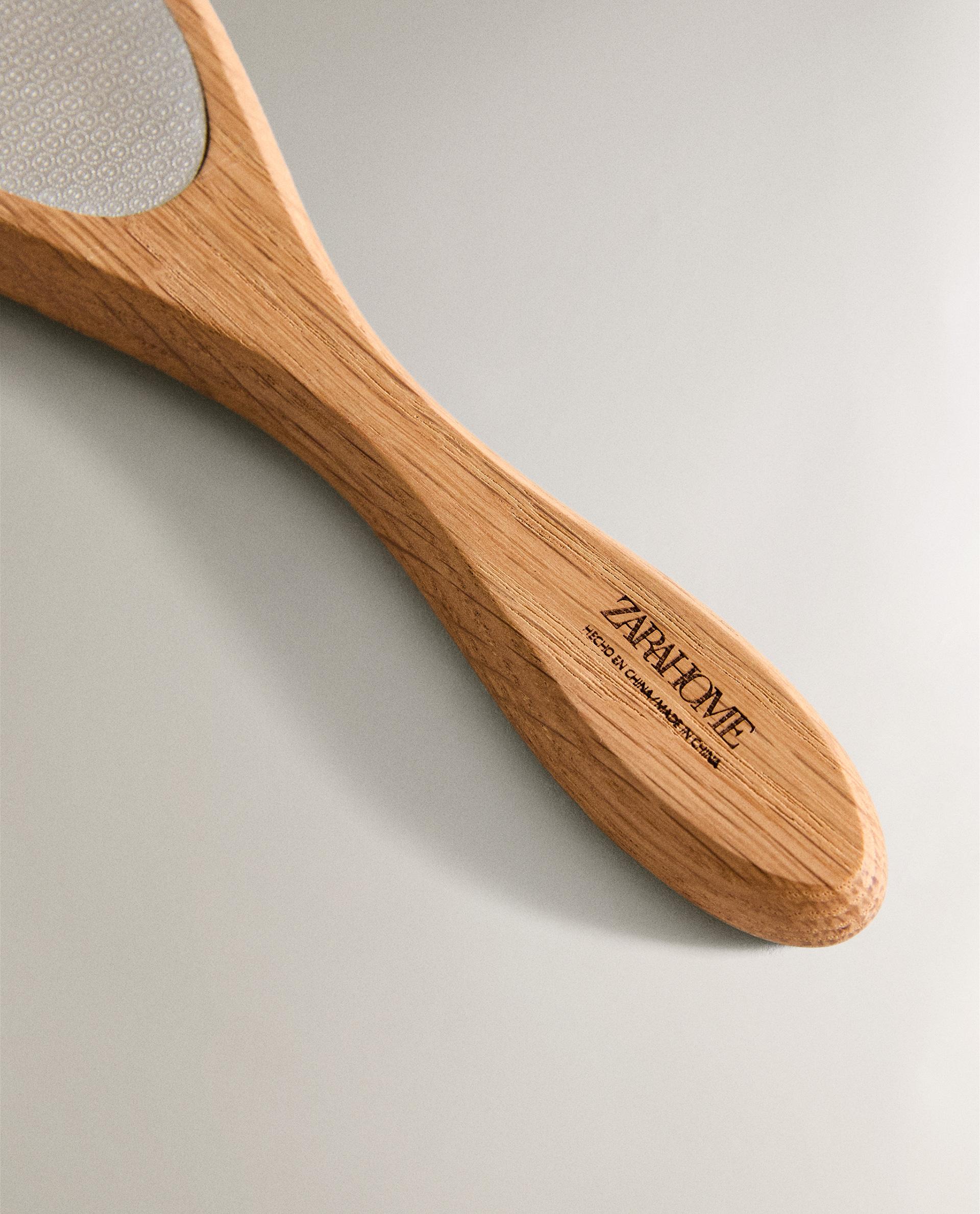 FOOT EXFOLIATOR WITH WOODEN HANDLE product thumbnail 3