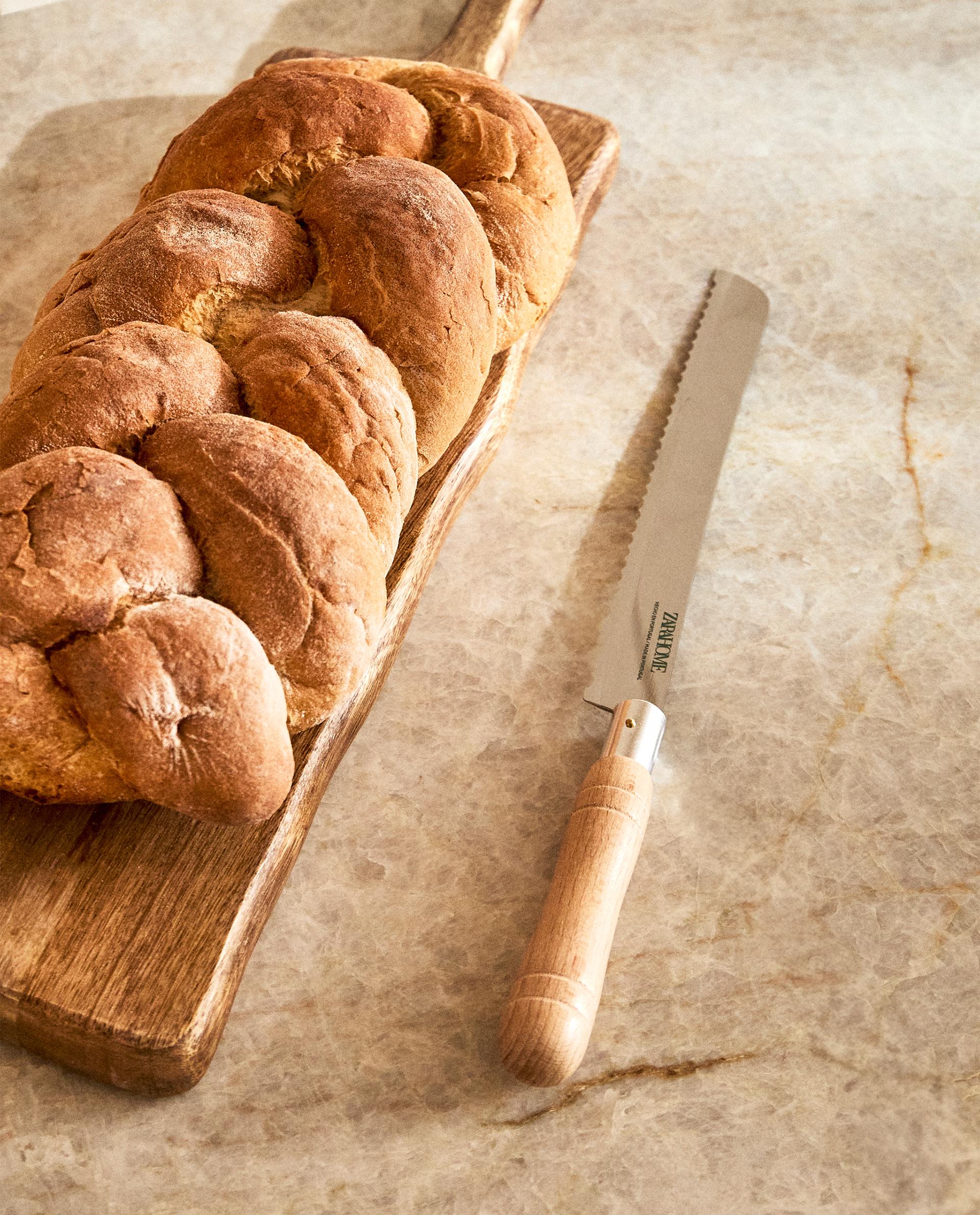 SERRATED BREAD KNIFE WITH WOODEN HANDLE