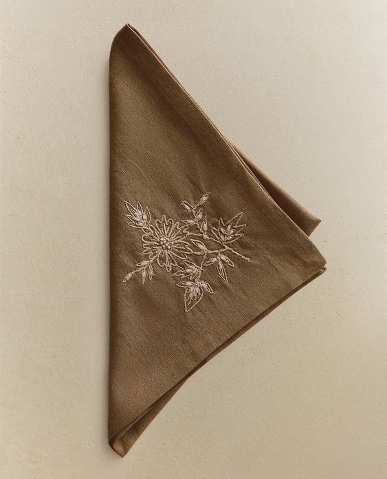 CONJUNTO DE GUARDANAPOS COM FLOR BORDADA (CONJUNTO DE 2)