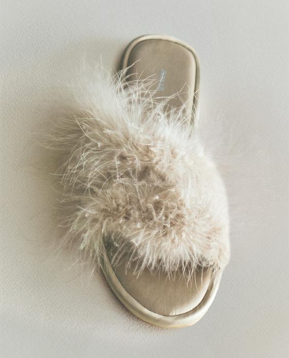 خف منزلي مفتوح بريش