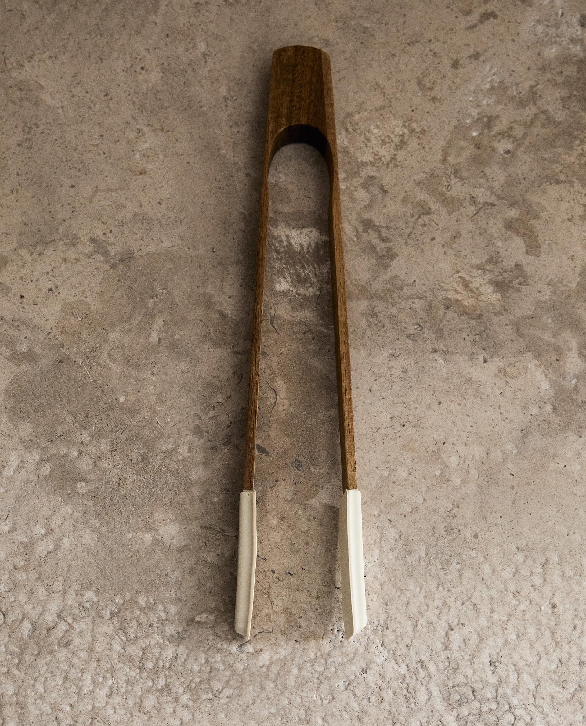 SILICONE AND WOODEN TONGS