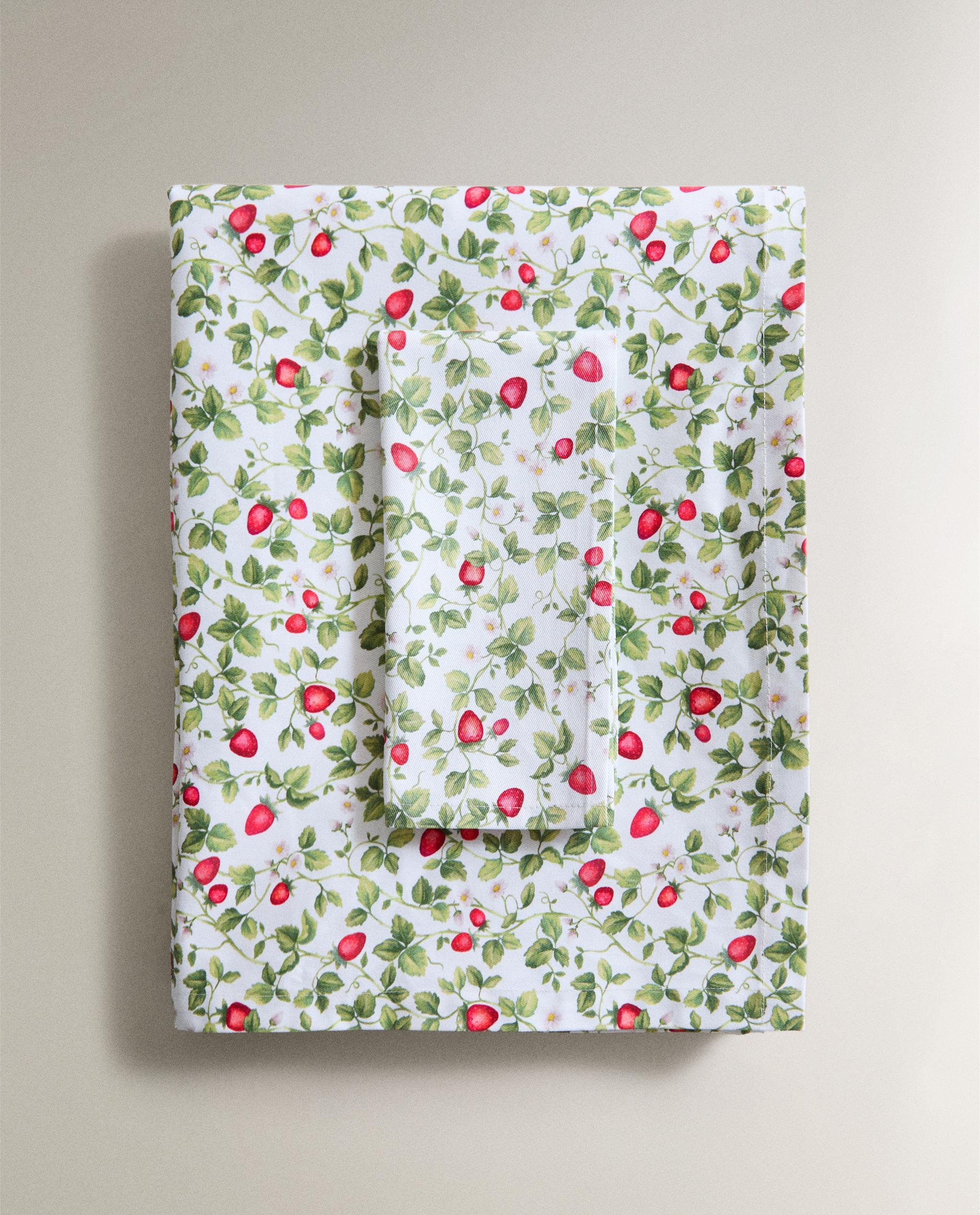 RESIN-COATED STRAWBERRY COTTON TABLECLOTH product thumbnail 4
